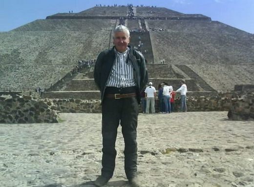 005 Teotihuacan Ian And Sun Pyramid 28th Dec 2010.jpg